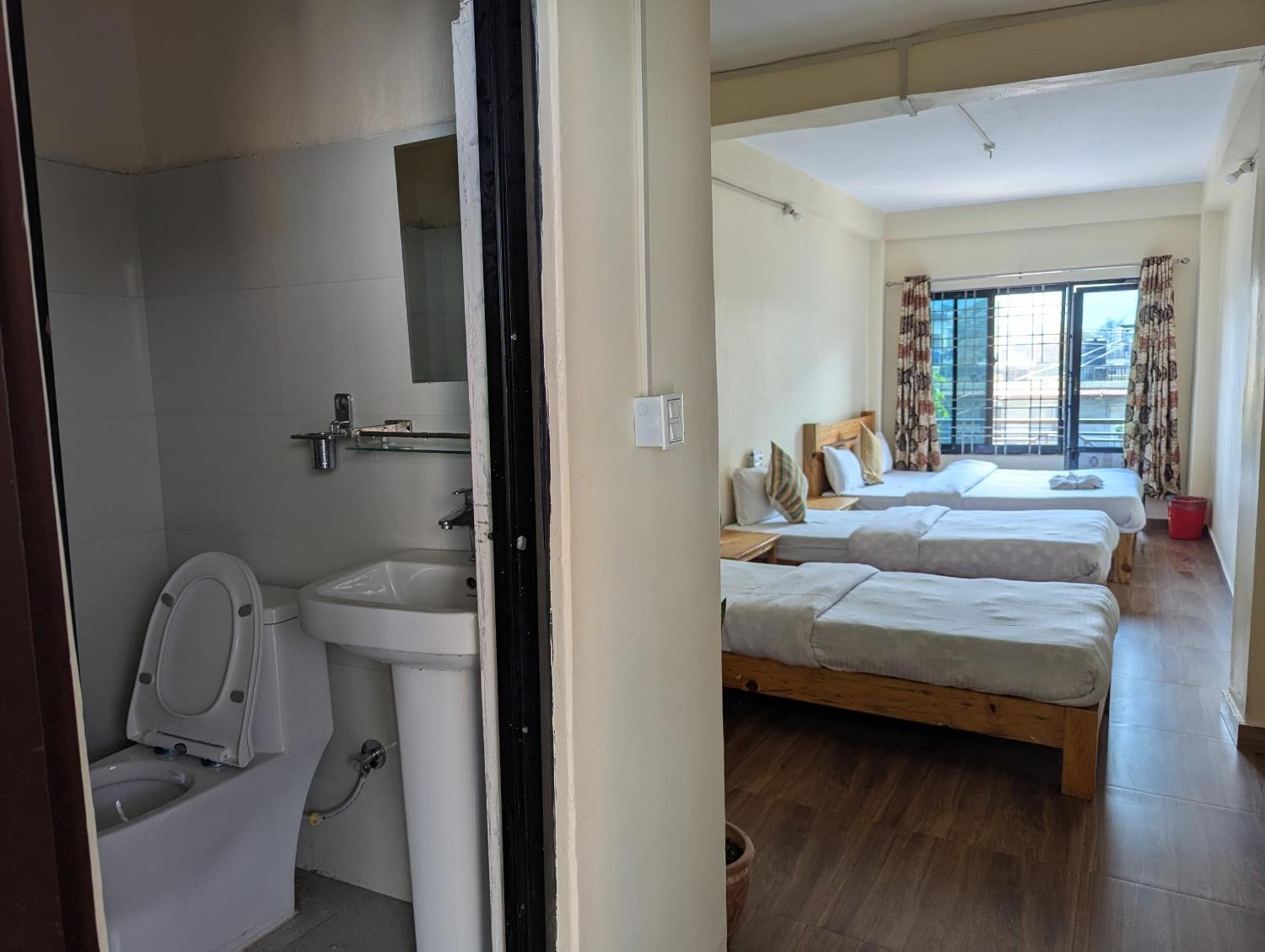 Santoshi Guest House, Pokhara Bagian luar foto
